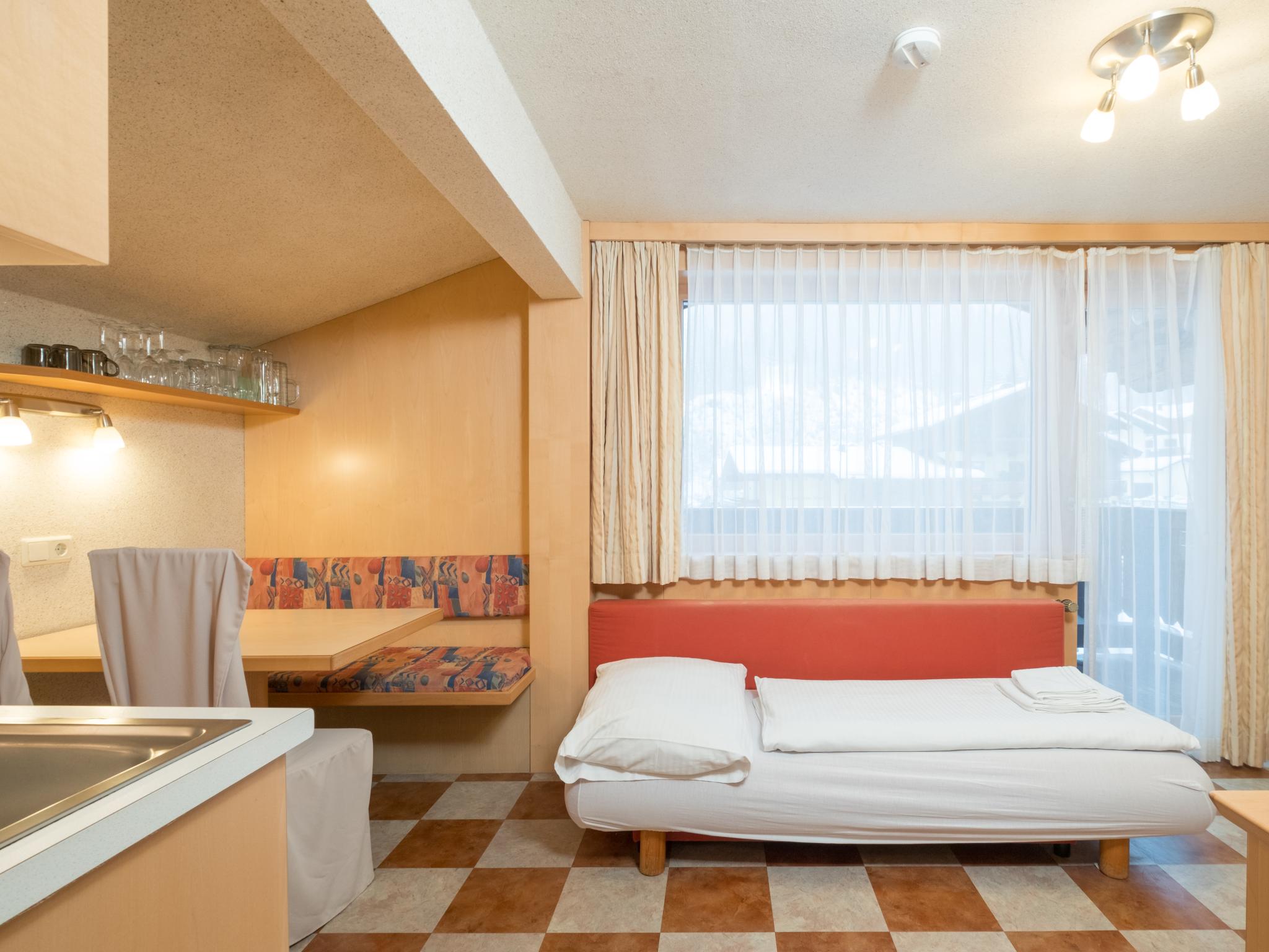23253