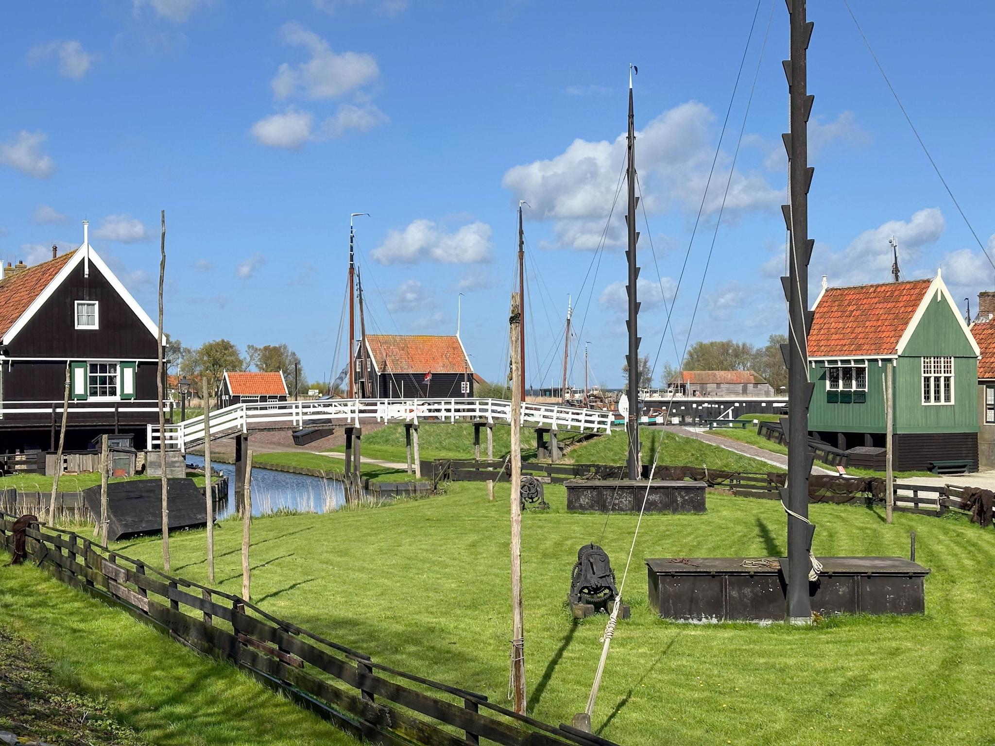 24977