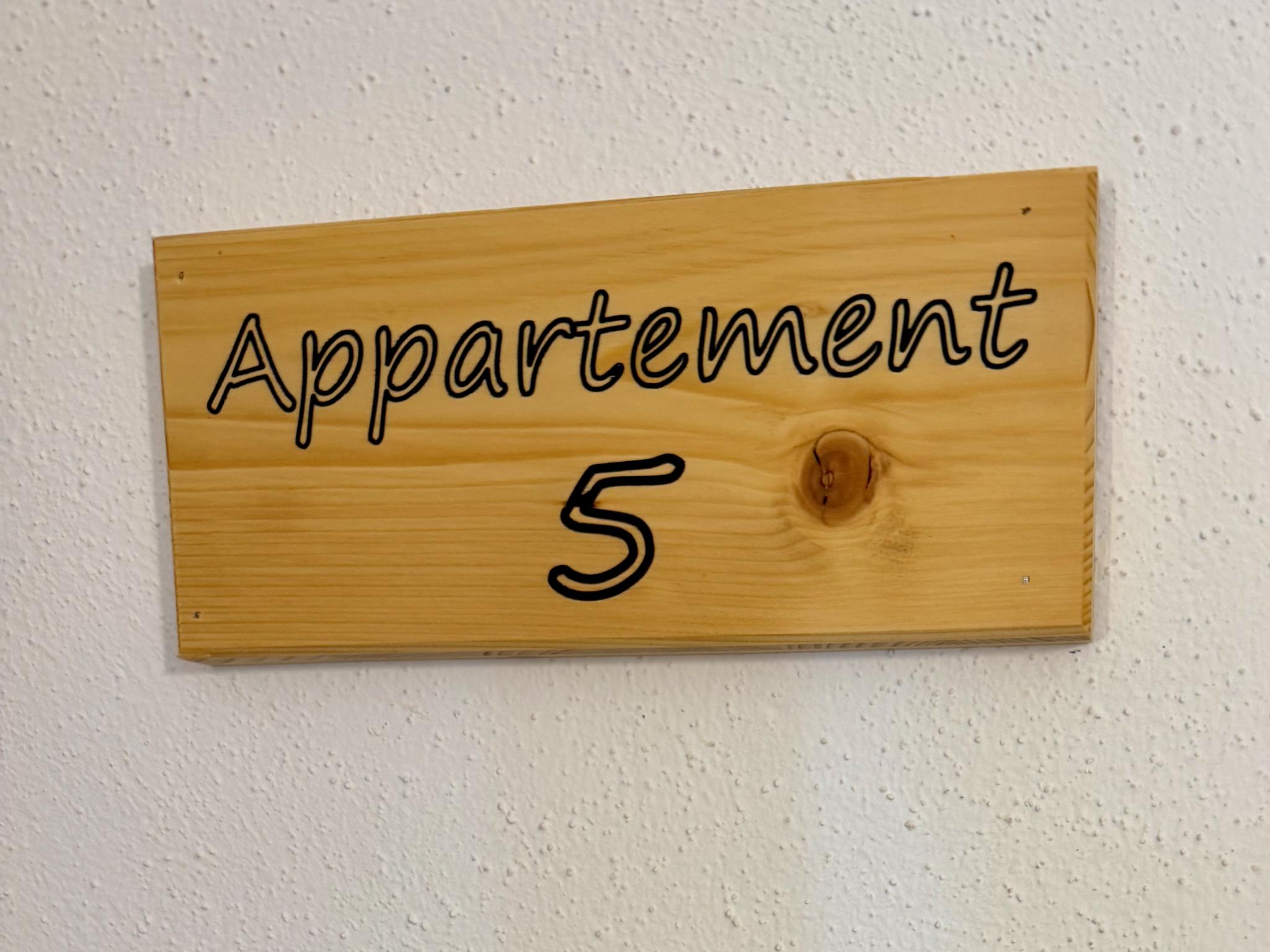 83586